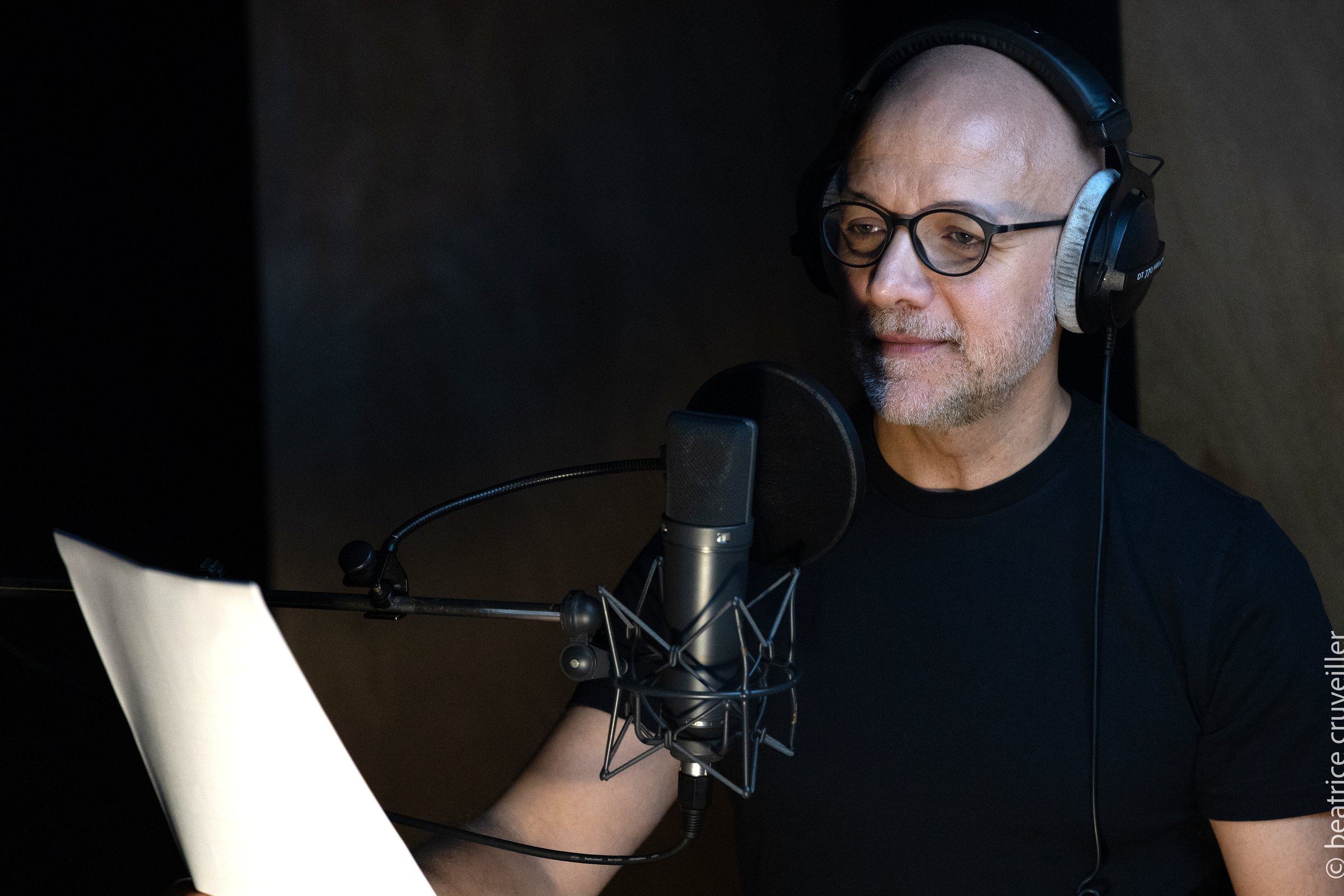 Alain Ghazal, comédien voix off, au micro dans son studio d'enregistrement