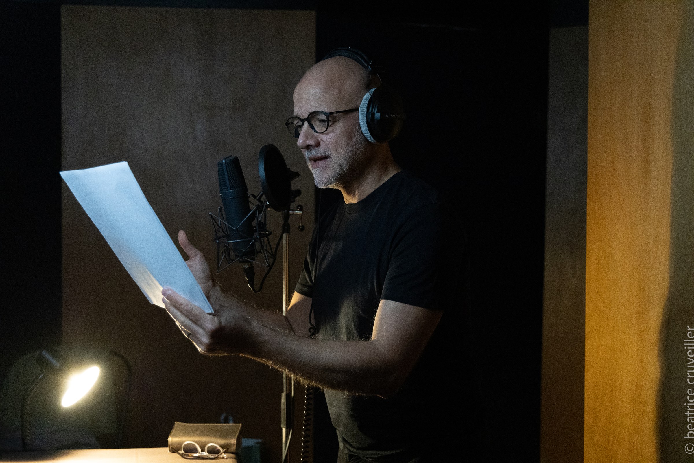 Alain Ghazal, comédien voix off, en lecture au micro dans son studio
